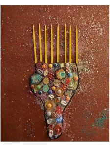 Guyane Majestik Afrobeauty — original mixed-media painting by Serj Éty’n featuring a decorated golden comb surrounded by abstract symbolic forms on a vibrant green background.